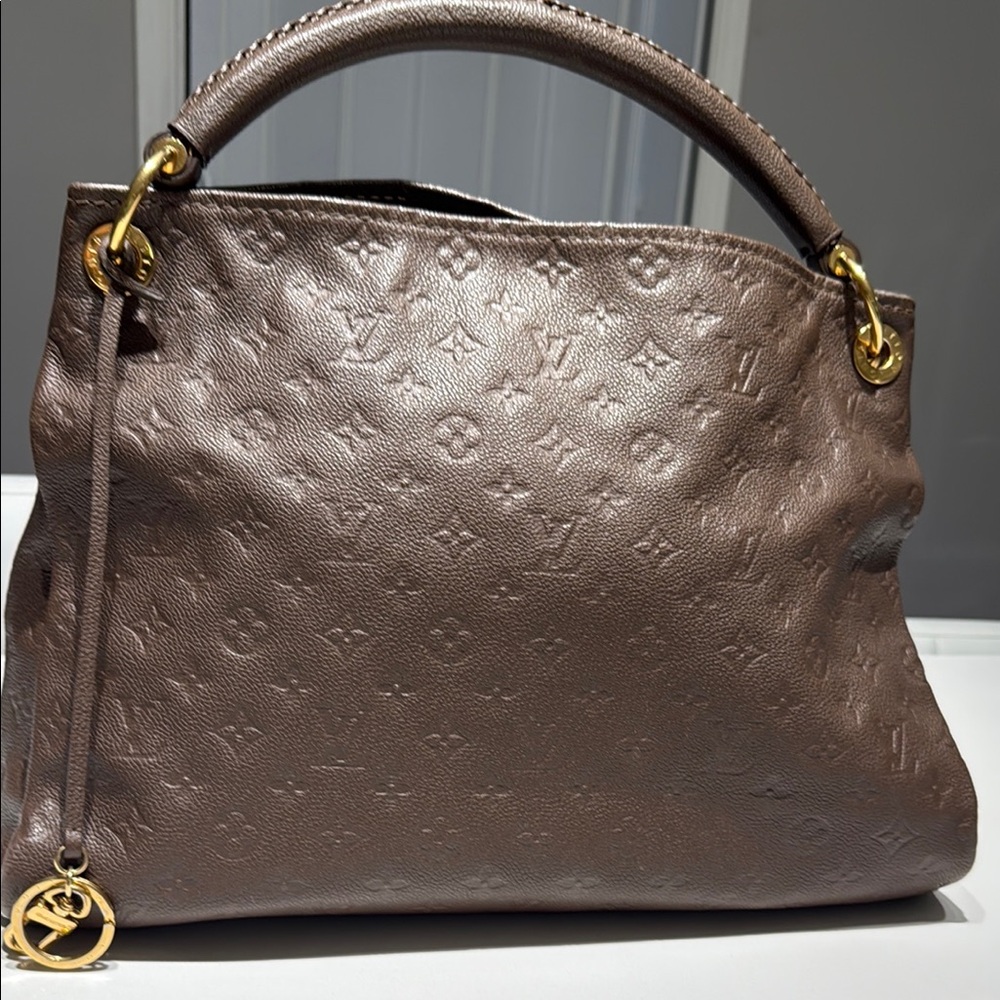 Louis Vuitton Brown Shoulder Bag with Monogram Pattern